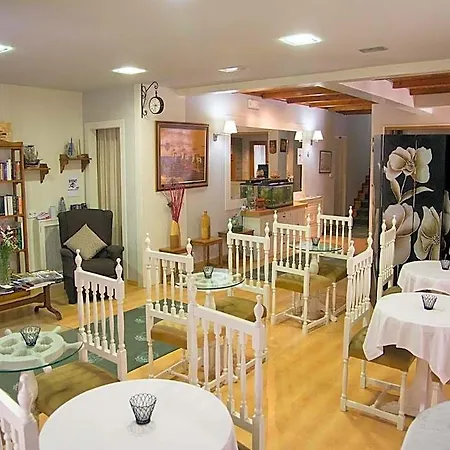 Hotel Tres Carabelas 2*